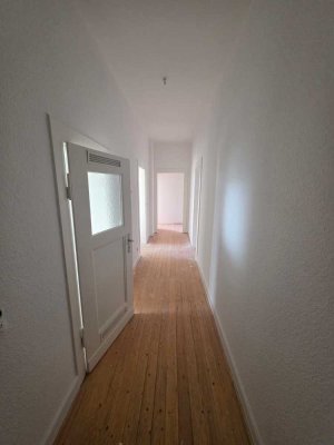 schöne helle komplett sanierte 3 Zimmer Wohnung