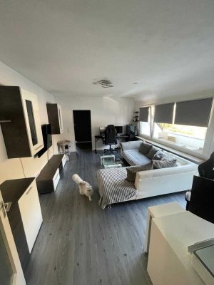 Modernisierte 2 Zimmer Wohnung mit großer Dachloggia.
