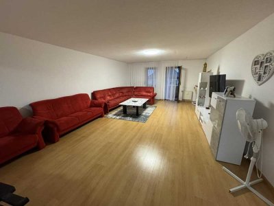 großzügige 3.5 Zimmer Wohnung mit riesigen Salon und Balkon