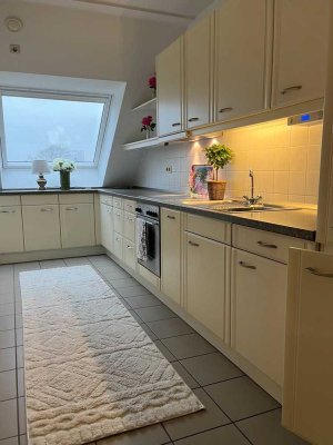 Exklusive, geräumige 3-Zimmer-Dachgeschosswohnung mit Balkon und Einbauküche in Kaarst