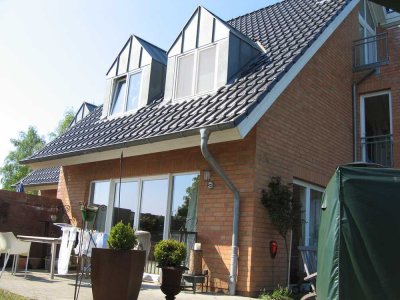 Doppelhaushälfte mit Terrasse, Garten und Doppelcarport in Borgstedt