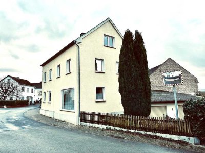Gepflegtes Einfamilienhaus mit Scheunengebäude