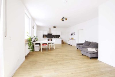 Lichtdurchflutete 3-Zimmerwohnung mit Garten, Terrasse & KfW70EE-Standard, kernsaniert