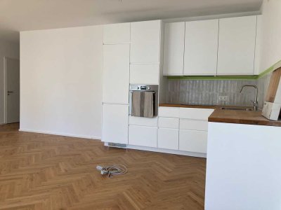 Helle 5-Zimmer-Wohnung mit Balkon, Einbauküche und barrierefreiem Zugang – Erstbezug