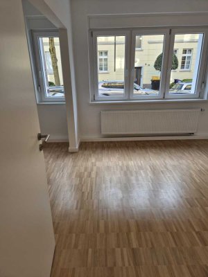Top renovierte Single-Stadtwohnung mit eigenem, kleinen Gartenteil!!