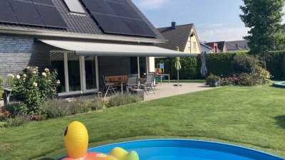 Freistehendes Einfamilienhaus (KfW55) mit Pool, 3 Garagen und Photovoltaik+Speicher (SG-Aufderhöhe)
