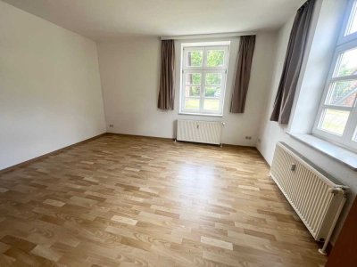 2-Raum-Wohnung mit Einbauküche, ebenerdiger Dusche und Laminatfußböden ...!!!