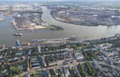 Altbau Wohnung parallel zur Elbchaussee und dem Hafen
