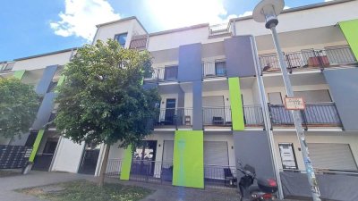 Modernes, möbliertes Zimmer mit Balkon
