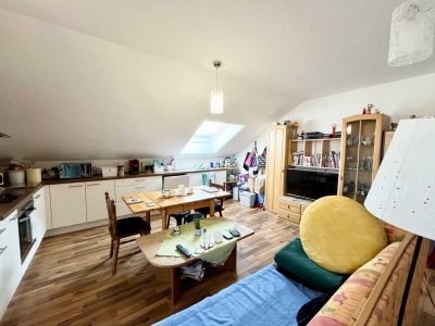 Provisionsfrei! Schöne barrierefreie 3-Zimmer DG-Wohnung mit Aufzug u TG Stellplatz