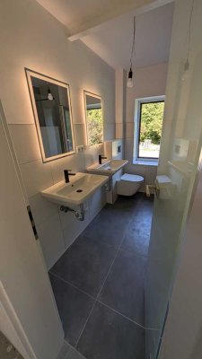 Erstbezug, Waldrandlage im Ort: Gehobene 5-Zimmer-EG-Whg, moderne Raumaufteilung, Garten, PV, Sauna
