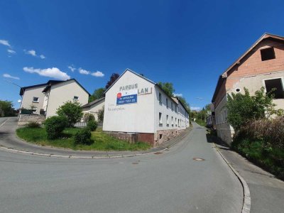 Sanierungsbedürftige Wohn- & Gewerbeimmobilie mit beidseitig angebautem Wohnhaus - Potenzial für Aus