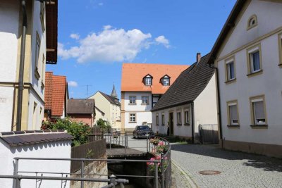 Schöne, helle 3-Zimmer Dachgeschoss-Wohnung im Baudenkmal in Hallstadt