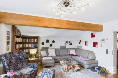 bemerkenswert großzügige Dachgeschoßwohnung mit Blick auf Stadtmauer und Kirche