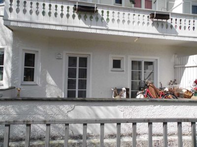 Helle, neu renovierte EG-Wohnung mit Terrasse