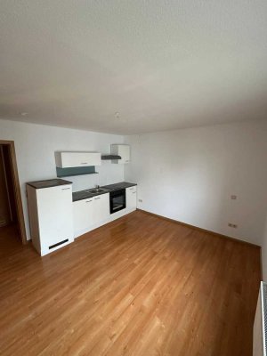1 Zimmerwohnung, 44,95 qm, frisch renoviert, mit neuer Küche. Separater Garten on Top moeglich.