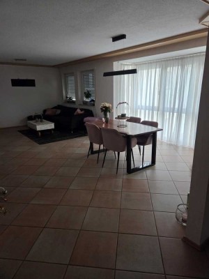 Großzügige 3 Zimmer Wohnung