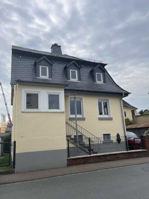 Einfamilienhaus in zentraler Lage mit Garten und Garage