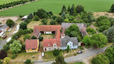 Großzügiger Dreiseitenhof mit 2 Wohnhäusern, großer Scheune und großem Grundstück