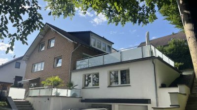 Modernes freistehendes Zweifamilienhaus mit Doppelgarage und Pool in Hennef-Bröl