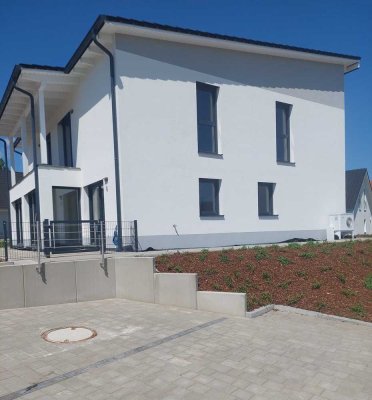 Erstbezug: Helle, geräumige Doppelhaushälfte im Grünen, trotzdem zentral (Nähe Bahnhof und B29)