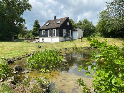 Haus mit idyllischem Garten und Teich – ideal für zwei Personen