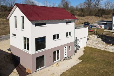Ortsrand: Neubaukomfort A+ Baujahr 2023 exklusives Wohnen mit Einliegerwohnung
