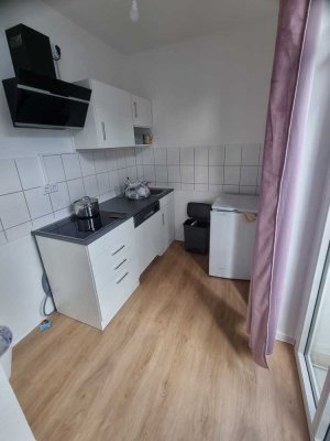 Stilvolles Wohnen: 1-Zi.-Apartment mit Design-Küche, West-Balkon & Stellplatz.