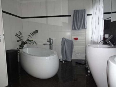 Traumhaus*großes Anwesen*Einliegerwohnung*Garagen* traumhafte Lage