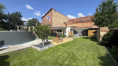 Zweifamilienhaus mit Garten, Garagen und Ausbaupotenzial – Ideal für Familien & Kapitalanleger