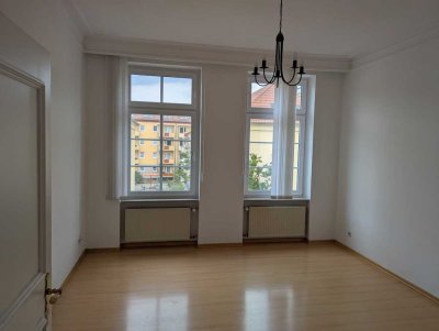 Stilvolle, helle, 2-Zimmer Altbauwohnung in Bornheim, Gartenmitbenutzung, Einbauküche