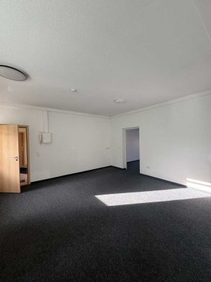 Großzügige 3 Zimmer Wohnung zu vermieten- auch ideal als Büro