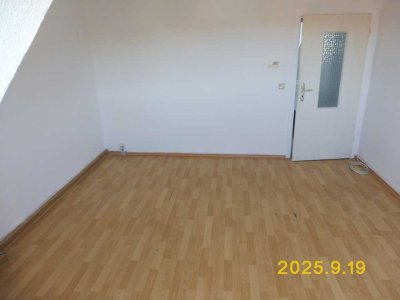 Helle Einzimmer Dachgeschoß Wohnung