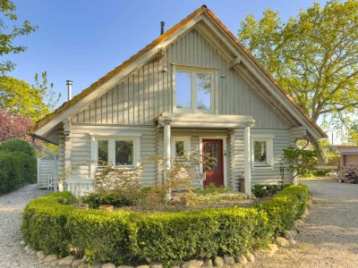 Charmantes Holzhaus in Feldrandlage mit Ostseenähe – Wohnen, wo andere Urlaub machen