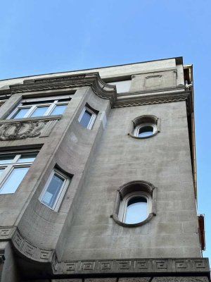 Großzügige Altbauwohnung mit Balkon