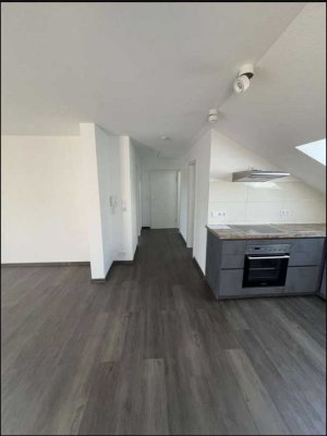 Stilvolle, modernisierte 2-Zimmer-Dachgeschosswohnung mit Dachloggia, Einbauküche und Tiefgarage