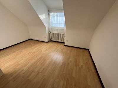 Esslingen Zentrumsnah: Teilrenovierte 3-Zimmer DG Wohnung