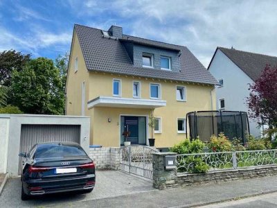 Sehr grosses freistehendes Familienhaus; very large free standing family home with wood-fired oven.