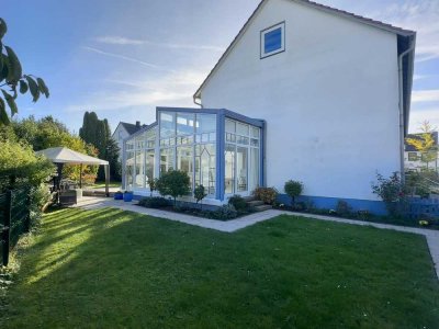 Lichterfülltes Haus mit modernem Wintergarten und traumhaftem Süd/Ost-Garten mit großer Terrasse