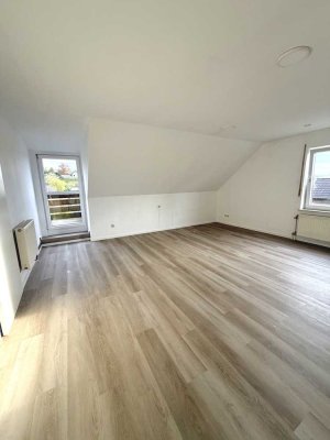 Rosbach: Sanierte 2,5-Zimmer-DG-Wohnung mit Balkon – ab sofort bezugsfertig