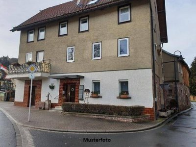 Reihenhausanlage mit 8 Häusern und 8 Stellplätzen