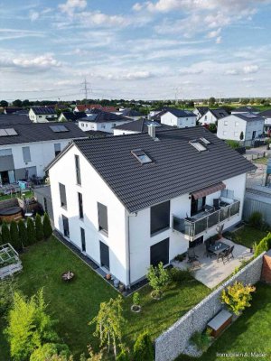 Sehr schöne Wohnung im 1. Obergeschoß mit Balkon und Carport
