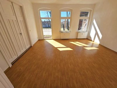 Renovierte 3- Zimmerwohnung mit Tageslichtbad inkl. Dusche + Gäste- WC + Balkon + geräumiger Küche