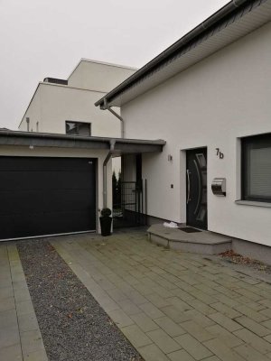 Doppelhaushälfte mit gehobener Innenausstattung und EBK in Meine