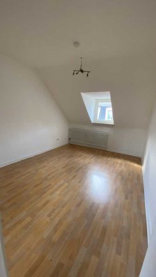 Geräumige 2 Zimmer Wohnung im Dachgeschoss