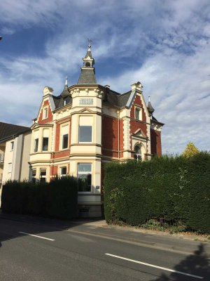 Historische Rarität: Stadtvilla mit 3 Wohnungen, 5 Stellplätzen und parkähnlichem Garten