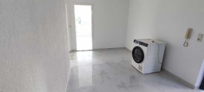 Geschmackvolle, vollständig renovierte 3,5-Raum-EG-Wohnung mit Balkon und EBK in Leonberg