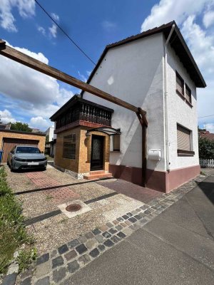 Freistehendes Einfamilienhaus mit kleinem Garten und Garage in Flörsheim-Wicker zu vermieten