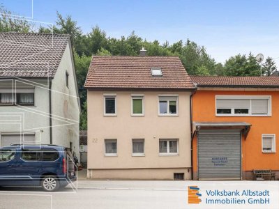Schöne Doppelhaushälfte mit großem Garten