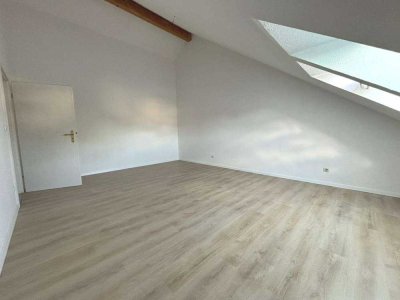 Einziehen und wohl fühlen: sehr schöne Dachgeschoss-Wohnung mit TG-Stellplatz in Bernau bei Berlin